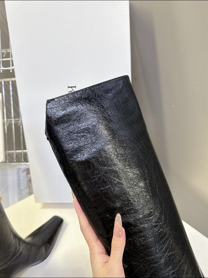 2025112817447940 560